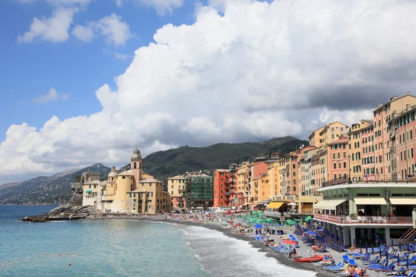 Praia resort de Camogli no verão, Itália — Fotografia de Stock