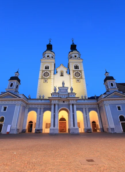 Brixen kathedraal in de nacht, Italië — Stockfoto