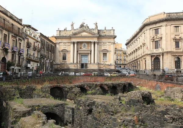 Staré staré město catania s ruiny římského divadla, Itálie — Stock fotografie