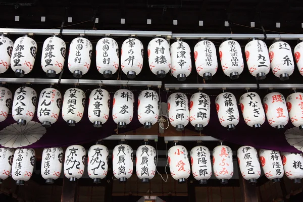 Wiersze białe latarnie, Kioto — Zdjęcie stockowe