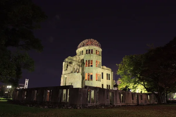広島の原爆ドーム夜 — ストック写真