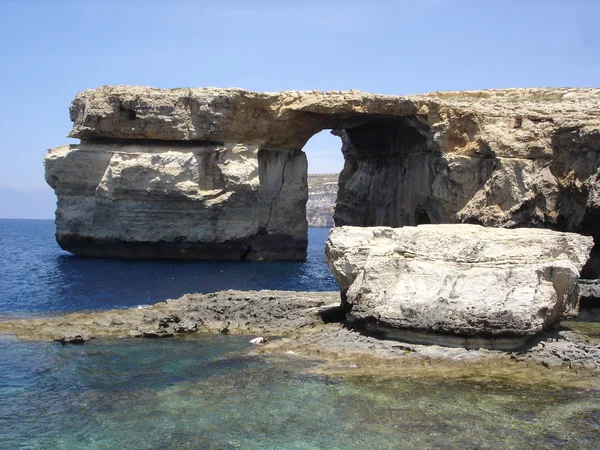 Finestra azzurra e costa mediterranea, Malta — Foto Stock