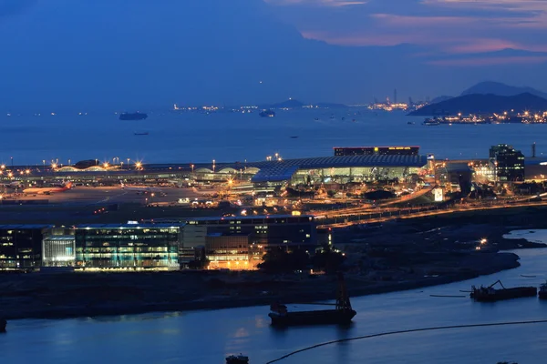 Notte all'aeroporto internazionale di Hong Kong — Foto Stock