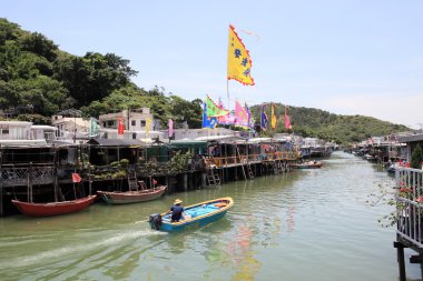 hong Kong tai o kanalı ve tepedeki evlerin
