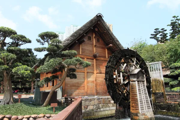 Kinesiska stuga och vattenhjul på nanlian garden — Stockfoto