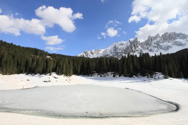 多洛米蒂山阿尔卑斯山和冬天湖 — 图库照片