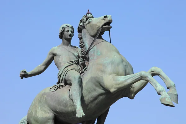 Guerrier médiéval sur statue de cheval — Photo