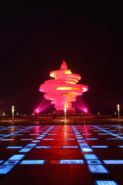 Vista nocturna de la plaza Wusi de Qingdao, China —  Fotos de Stock