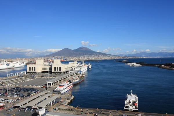 Pohled na přístav a Sopka Vesuv santa lucia v napoli, Itálie. — Stock fotografie