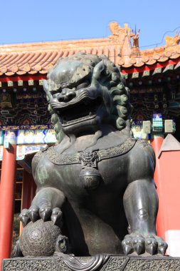 Pekin Yaz Sarayı'nda bronz aslan