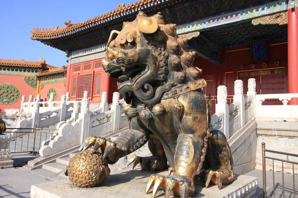 Guardian lejonet statyn av beijing palace — Stockfoto