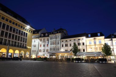 Bolzano, İtalya - 13 Ekim 2016: 13 Ekim 2016 gecesi İtalya 'nın Bolzano kentinde tarihi kent merkezi.
