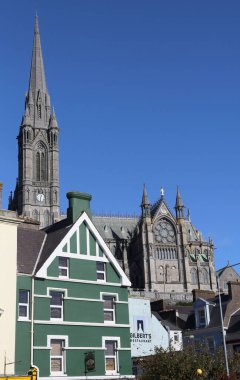 COBH, IRELAND - 14 Ekim 2018 'de Cobh, İrlanda' da tarihi kasaba ve katedral.
