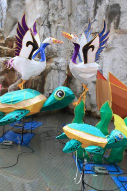 HONG KONG - 3 Mart 2018: 3 Mart 2018 'de Hong Kong, Tung Chung' da kutlama için Çin fenerleri süslemesi.