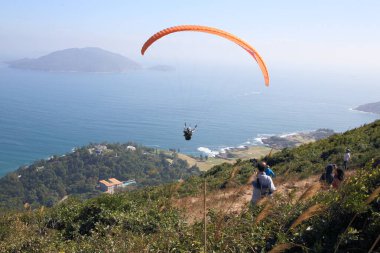 Stanley, Hong Kong - 29 Aralık 2020: Stanley 'nin Hong Kong' daki paraglider ve manzarası.