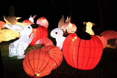 HONG KONG, ÇİN - 2, 2017: Çin fenerleri 2 Ekim 2017 'de Çin' in Hong Kong kentinde ay festivali olarak da bilinen sonbahar ortası festivalini kutlamak için yanar..