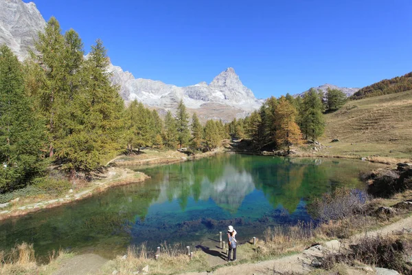 Krajobraz Alpejski Nad Jeziorem Blue Podnóża Matterhorn Breuil Cervinia Włochy — Zdjęcie stockowe