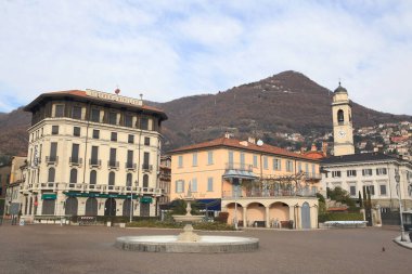 Cernobbio, İtalya - 5 Aralık 2017: 5 Aralık 2017 tarihinde İtalya 'nın Cernobbio kentinde Como Gölü' ndeki kasaba merkezi.