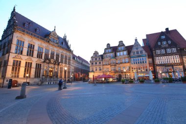 BREMEN, GERMANY - 2 Haziran 2010: Bremen eski kenti Alacakaranlık Manzarası 2 Haziran 2010 'da Almanya' nın Bremen kentinde. Kasaba, Alman masal rotasının bir kısmını oluşturur ve UNESCO 'nun dünya mirası konumundadır.. 