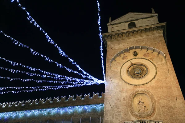 Иллюминированная Историческая Рыночная Площадь Собор Честь Рождества Мантове Италия — стоковое фото