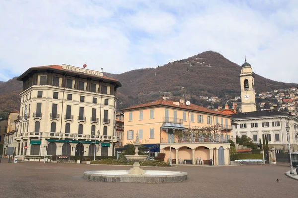 Cernobbio, İtalya - 5 Aralık 2017: 5 Aralık 2017 tarihinde İtalya 'nın Cernobbio kentinde Como Gölü' ndeki kasaba merkezi.