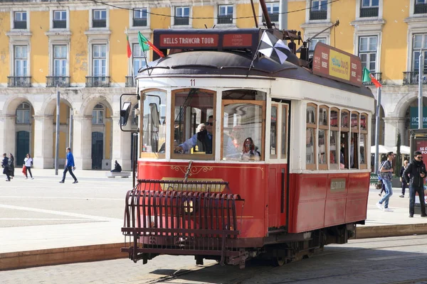 Lizbon, Portekiz - 15 Şubat 2020 - 15 Şubat 2020 Lizbon, Portekiz 'deki eski kasabada tramvay ve katedral.