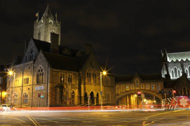 Dublin, İrlanda - 10 Ekim 2018: Gece Şehir Manzarası ve Dublin İsa Kilisesi.