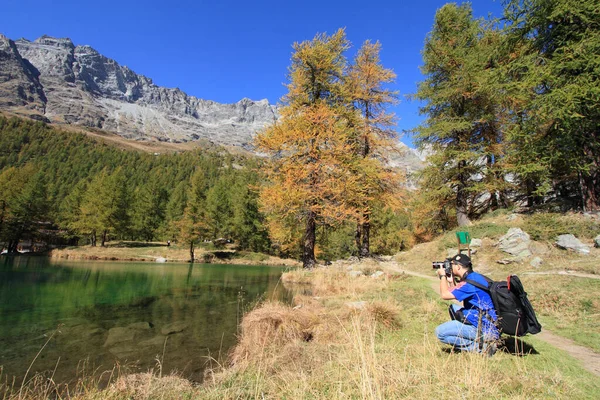 Photographer Lake Blue Breuil Cervinia Foot Matterhorn Italy — Stockfoto