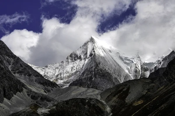 Montagna di neve — Foto Stock