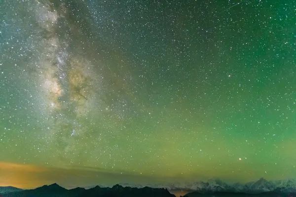 ミニア konka 驚きの雪の山の銀河 — ストック写真