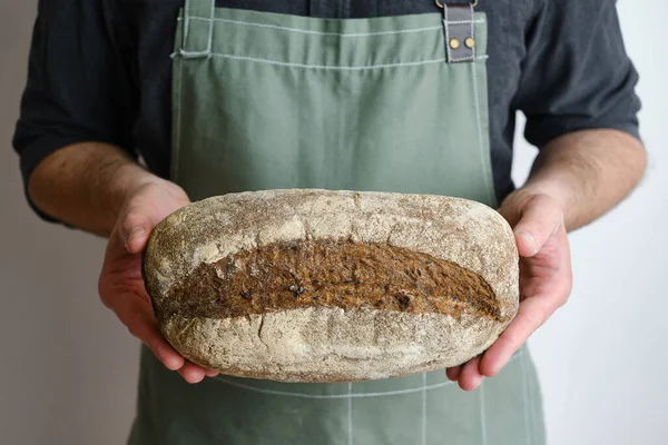 Хрусткий Свіжий Хліб Руках Чоловіка Русинський Органічний Пшеничний Хліб Глютен — стокове фото