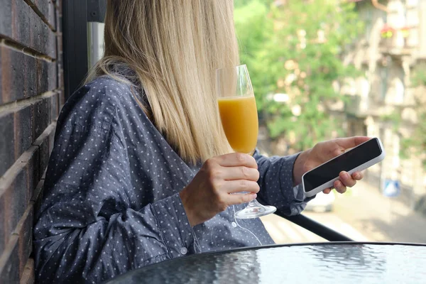 Girl Holds Smartphone Drinks Orange Juice Balcony Fresh Organic Juice — Stock Photo, Image