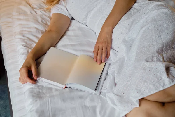 Girl Reads Book Bed Morning Bedtime Leisure Recreation Concept Close — Stockfoto