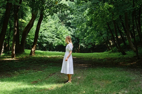 Beautiful Woman White Dress Walks Green Path Picturesque Park Outdoor — Stock fotografie