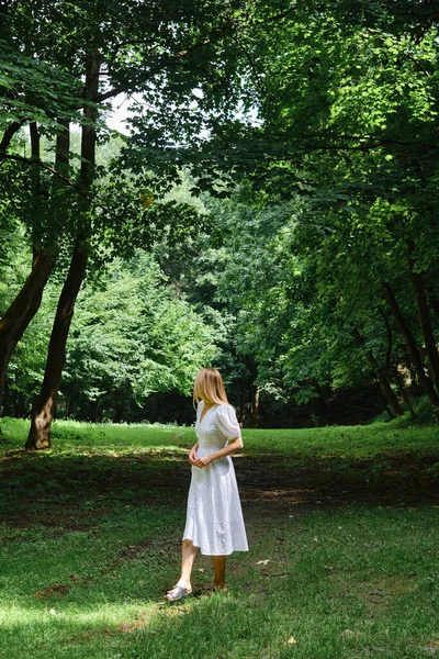 Beautiful Woman White Dress Walks Green Path Picturesque Park Outdoor — Stock fotografie