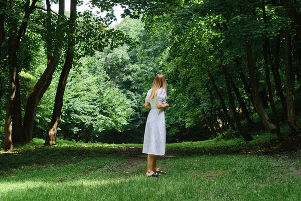 Beautiful Woman White Dress Walks Green Path Picturesque Park Outdoor — Stock fotografie