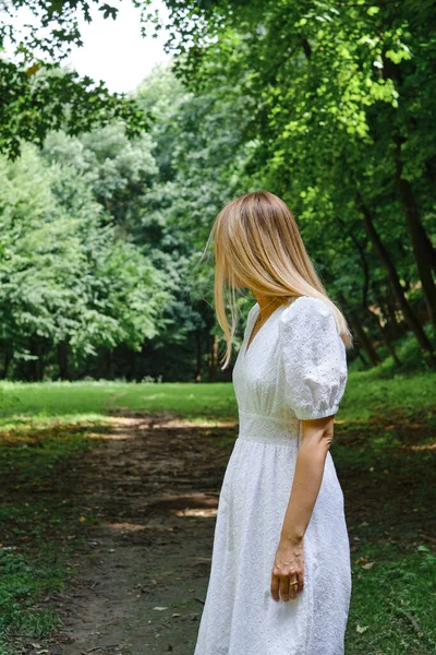 Beautiful Woman White Dress Walks Green Path Picturesque Park Outdoor — Stock fotografie