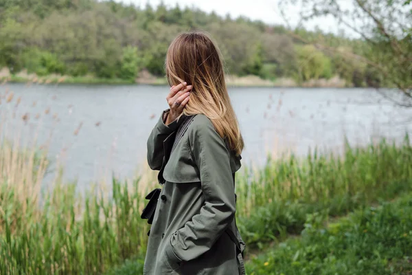 Žena Kráčí Jezeře Venku Nádherná Přírodní Krajina Odpočiňte Uzdravte Víkendu — Stock fotografie