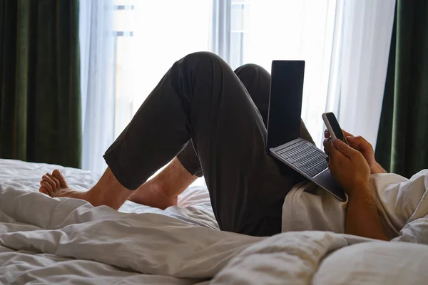 Man Arbetar Med Bärbar Dator Och Smartphone Sängen Hemma Eller — Stockfoto