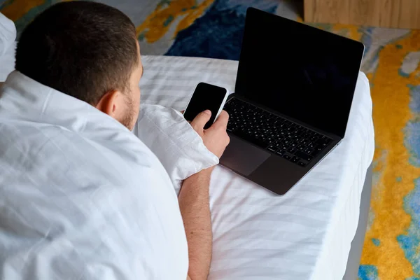 Man Arbetar Med Bärbar Dator Och Smartphone Sängen Hemma Eller — Stockfoto