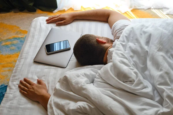 Hombre Quedó Dormido Cama Con Portátil Teléfono Hombre Trabajando Portátil —  Fotos de Stock