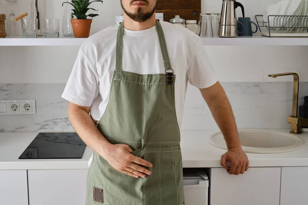 Hombre Delantal Cocina Encuentra Una Cocina Moderna Cocinar Casa Uniforme — Foto de Stock