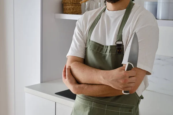 Hombre Delantal Cocina Cuchillo Encuentra Una Cocina Moderna Cocinar Casa —  Fotos de Stock