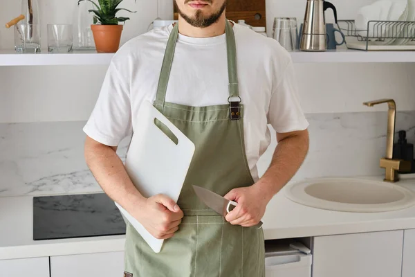 Hombre Delantal Cocina Cuchillo Con Una Tabla Cortar Encuentra Una —  Fotos de Stock