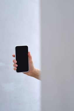 Işık arkaplanına yakın plan akıllı telefon. Telefonunuzdaki metin ve bilgi içeriği için alanı kopyalayın. Telefon ekranına odaklan. Gadget bağımlılığı