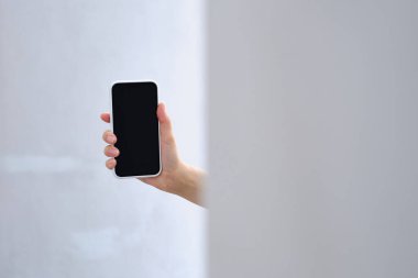 Işık arkaplanına yakın plan akıllı telefon. Telefonunuzdaki metin ve bilgi içeriği için alanı kopyalayın. Telefon ekranına odaklan. Gadget bağımlılığı