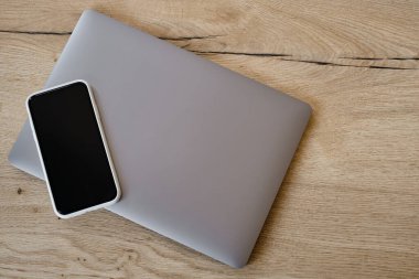 Bilgisayarı ve akıllı telefonu olan bir ofis masası. Birkaç aletli ahşap masa. Uzaktan çalışmak için. Evden çalışıyorum. İş geçmişi. Ofis evde.