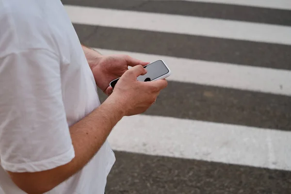 Άνθρωπος Κοιτάζει Ένα Smartphone Ενώ Διασχίζει Δρόμο Πεζός Δεν Ακολουθεί — Φωτογραφία Αρχείου
