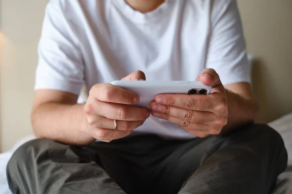 Hombre Sostiene Teléfono Inteligente Moderno Envía Mensaje Texto Usa Una —  Fotos de Stock