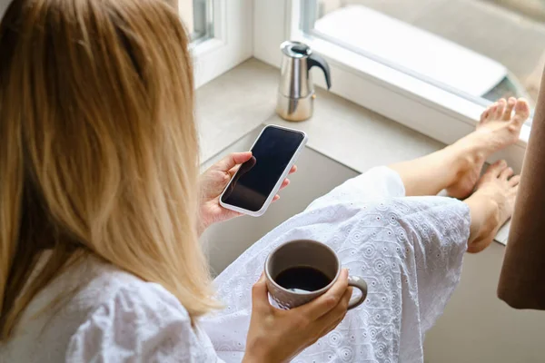 Flicka Nära Fönstret Med Kopp Morgonkaffe Håller Modern Smartphone Kvinna — Stockfoto